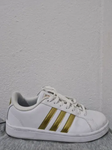Tenis Adidas Court semi novo 