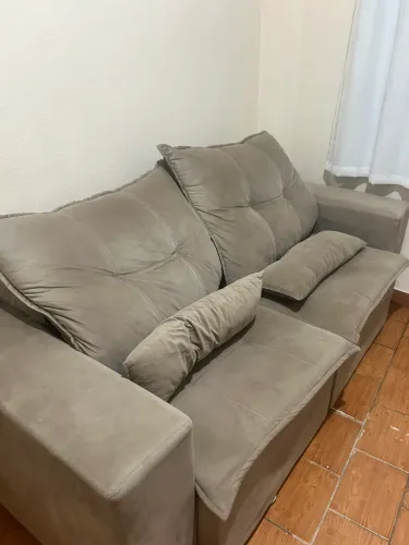 Sofá retrátil cinza 