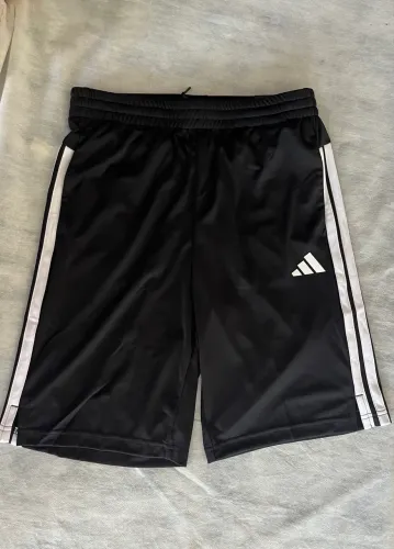 Shorts Adidas Train Essentials três listras novo