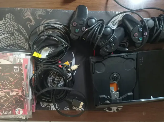 Vendo play 2 slim com 7 jogos *
