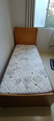 Cama de madeira, colchão e escrivaninha 
