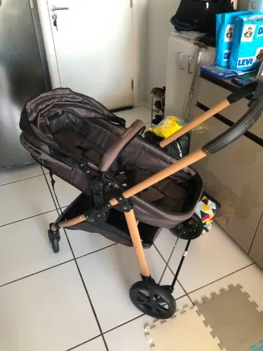 Carrinho de bebê marca Galzerano do tipo Moisés reversível para o modelo tradicional