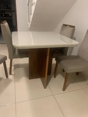 Mesa com tampo off white 90x90
