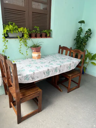 Mesa de Madeira Maciça Pesada com 4 Cadeiras - Oportunidade