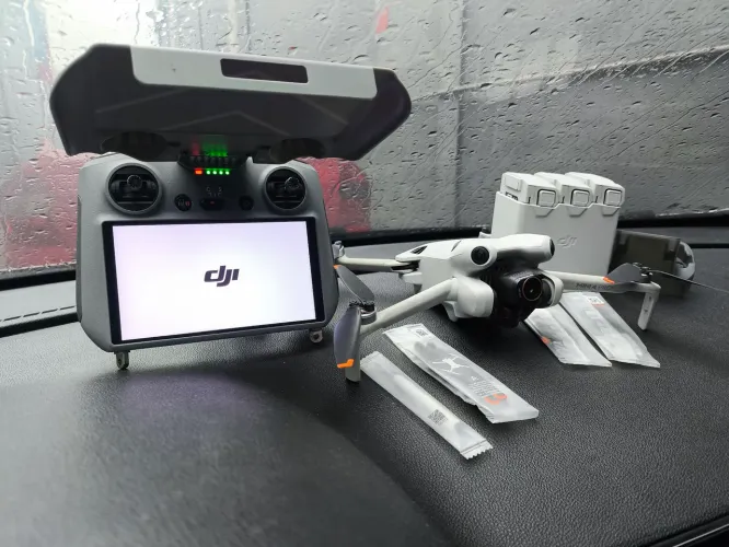 Drone DJI Mini 4 Pro RC Tela Combo Plus