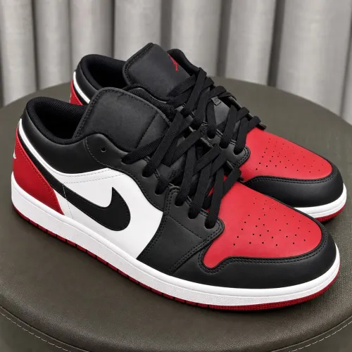 Tênis Air Jordan 1 Low Preto, Vermelho e Branco ? Tam. 46