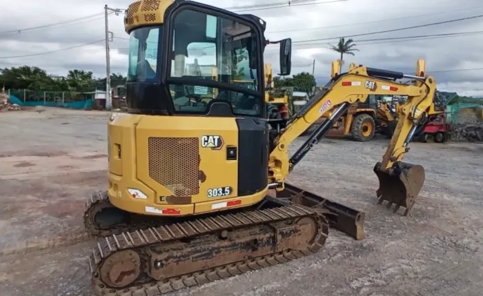 Miniescavadeira Caterpillar 303.5 ano 2022, com 2.450 horas e ar condicionado, em SP