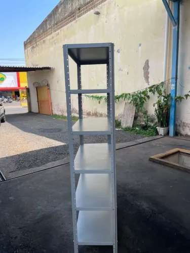 Prateleiras de aço