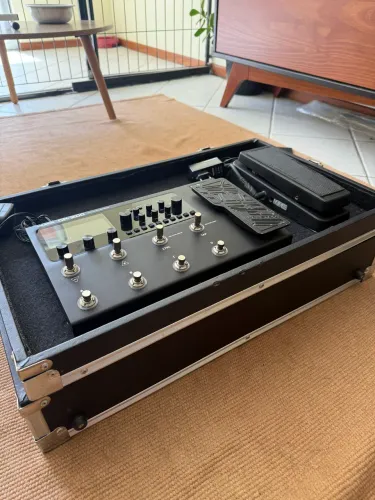 Pedalboard Hardcase pedaleira Valeton GP200 + Dunlop CryBaby Wah GCB95