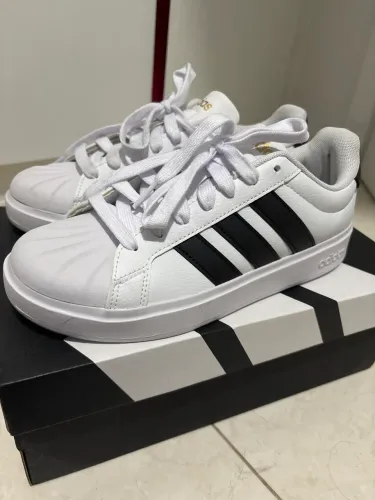 Tênis Adidas branco nunca usado!