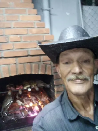 CHURRASQUEIRO E COZINHEIRO SEU ERNESTO.