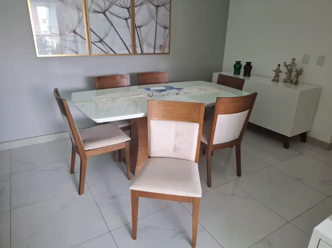 Vendo sala de Jantar mesa com cadeiras em madeira . 1,80 cm