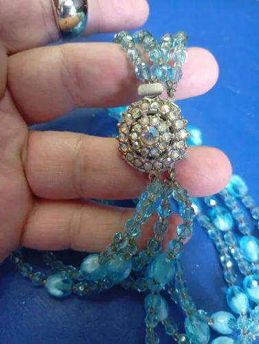 Vendo colar de contas azul variadas, mede 23cm no pescoço 