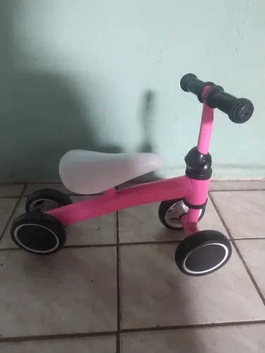Vende se bicicleta de equilíbrio