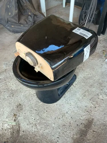 Vaso sanitário com caixa acoplada preta