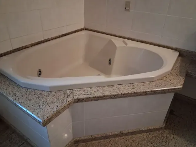 Banheira de Fibra com Hidromassagem +Bomba