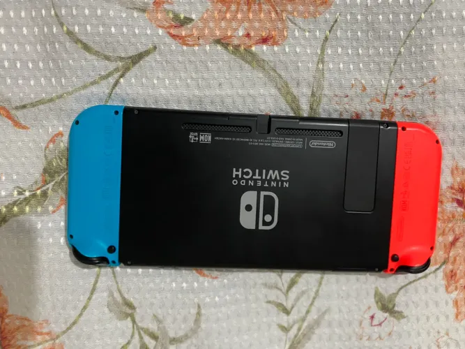 Nintendo Switch V2 Bloqueado + Cartão MicroSD 128GB