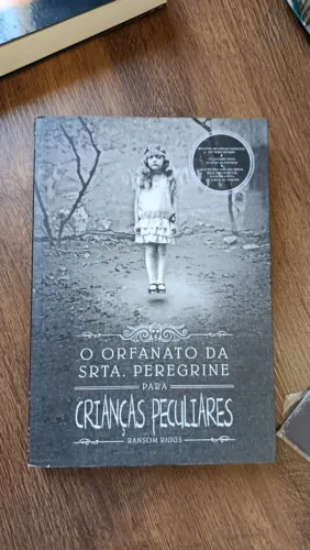 Livro O Orfanato da Srta. Peregrine para Crianças Peculiares - Ransom Riggs 