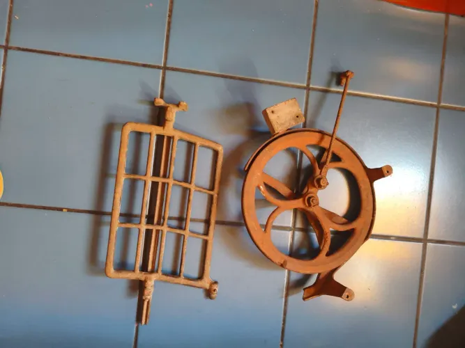 Roda de tração e pedal de pé de máquina de costura antiga LEIA