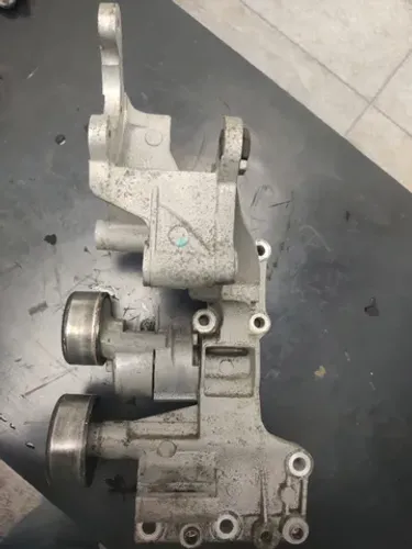 suporte compressor e alternador Kia sorento 2.4