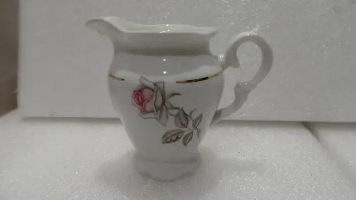 Mini leiteira de porcelana schmidt linda e rara!! medindo 9cm de altura