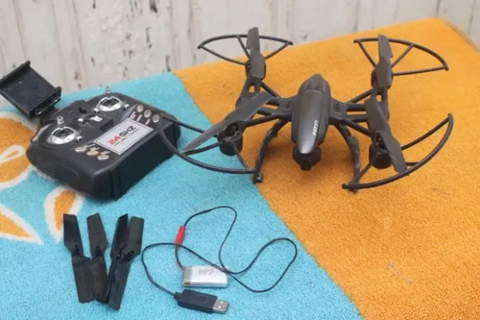 drone fq 777 . ml 2123. tem que trocar bateria