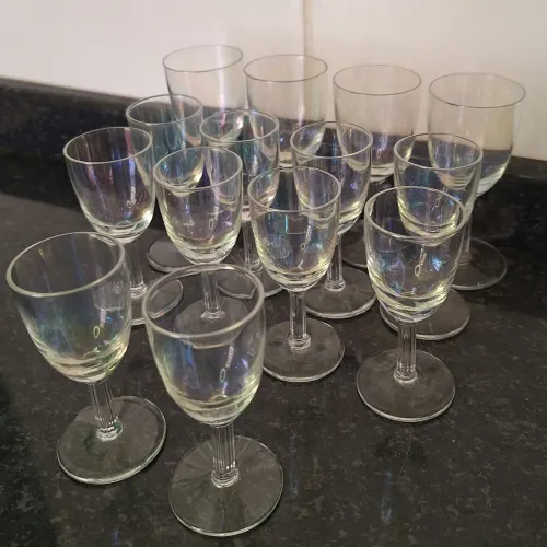 Conjunto de 14 Taças Licoreiras Vintage com Reflexo Iridescente Antigas 