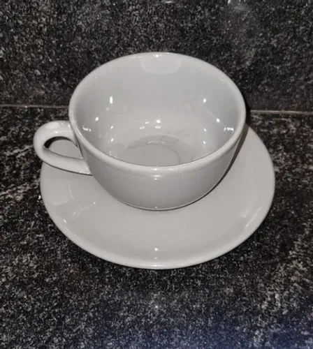 Jogo de 6 xicaras com pires de porcelana  Oxford Prática na cor cinza claro. Perfeitas