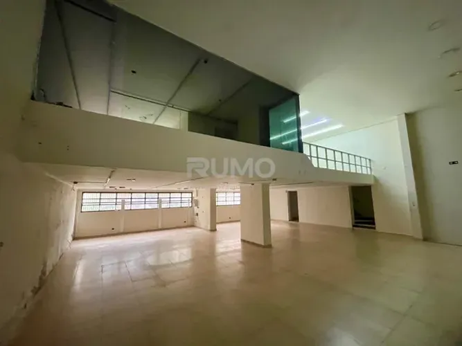 Salão comercial para locação na avenida Francisco Glicério ao lado do Magazine Luiza