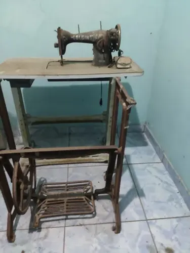 Mesa e máquina de costura vintage