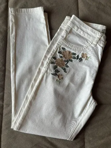 Calça branca em sarja estilo Skynni com detalhe bordado
