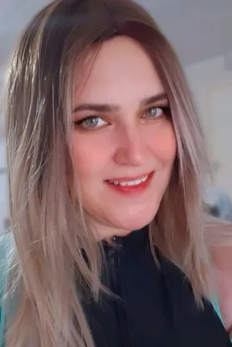 Peruca Lace loiro mel com luzes corte repicado