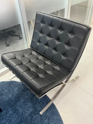 Poltrona em couro legítimo e aço Inox Barcelona