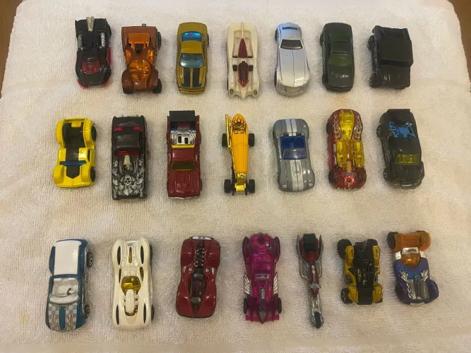 Kit com 21 Carrinhos Hotwheels