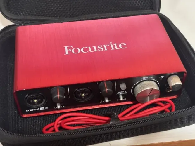Interface de áudio Focusrite Scarlett 2i2 2ª Geração