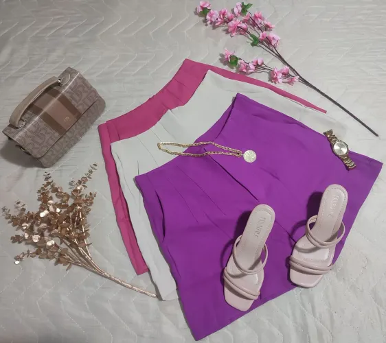 Shorts de Alfaiataria com bolsos e zíper frontal.