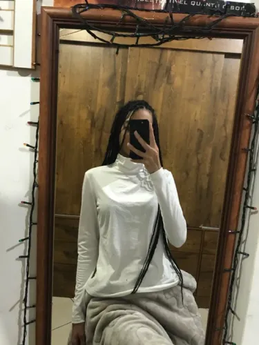 Blusa gola alta e manga longa, branca