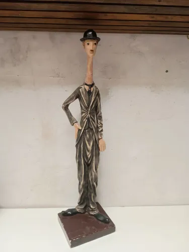 Escultura em resina Charles Chaplin Assinada no verso:A. Peleme 51 cm de altura