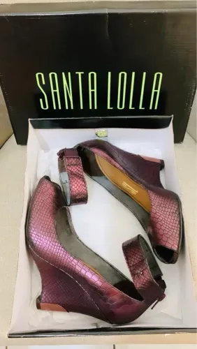 (TAM: 36) Sandália Peep Toe Santa Lolla Vinho Croco Metalizada 