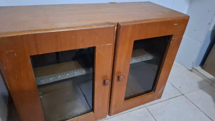 Armário de madeira com portas de vidro