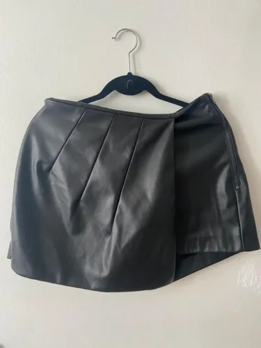 Saia shorts de couro sintético preta assimétrica
