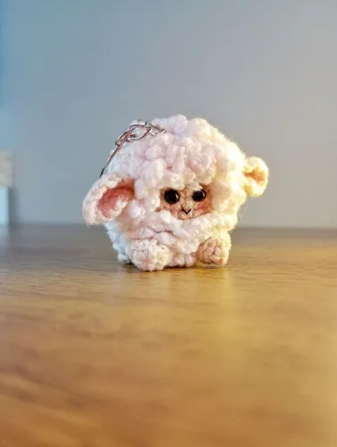 Chaveiro de ovelha de crochê fofo