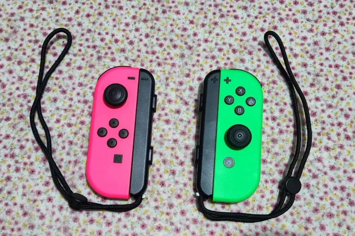2 JoyCons Nintendo Switch Originais - Verde e Rosa Neon