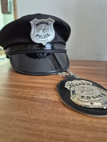 Fantasia policial- chapéu e distintivo 