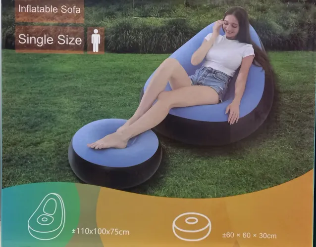 Poltrona inflável com descanso para os pés. 