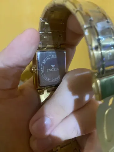 Relógio banhado dourado