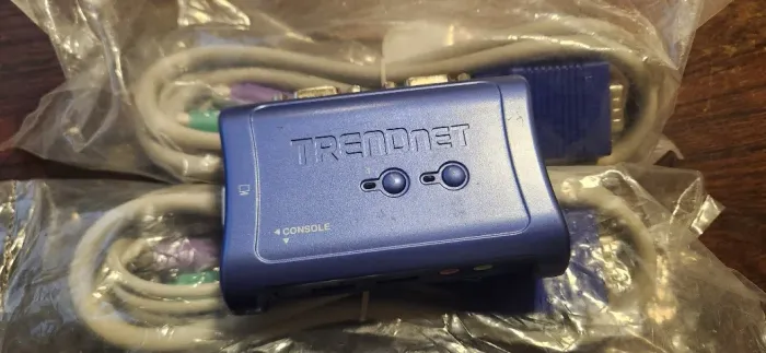 Chaveador KVM USB 2 portas com Áudio TK-209K (V1.1R) com cabos