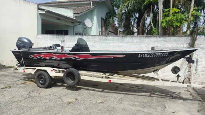 Lancha  de alumínio 6 metros, motor 40 Hp 4 tempos , e carreta rodoviária 