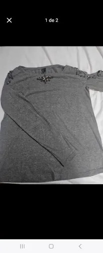 Blusa cinza marca lança perfume com detalhes em pedrarias e aberto nos ombros