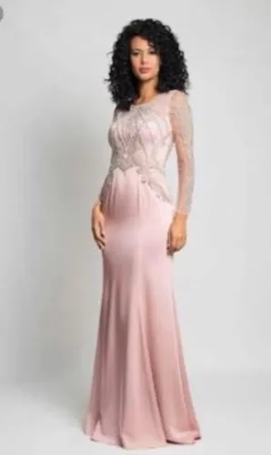 Vestido rose bordado nas mangas, frente e costas
